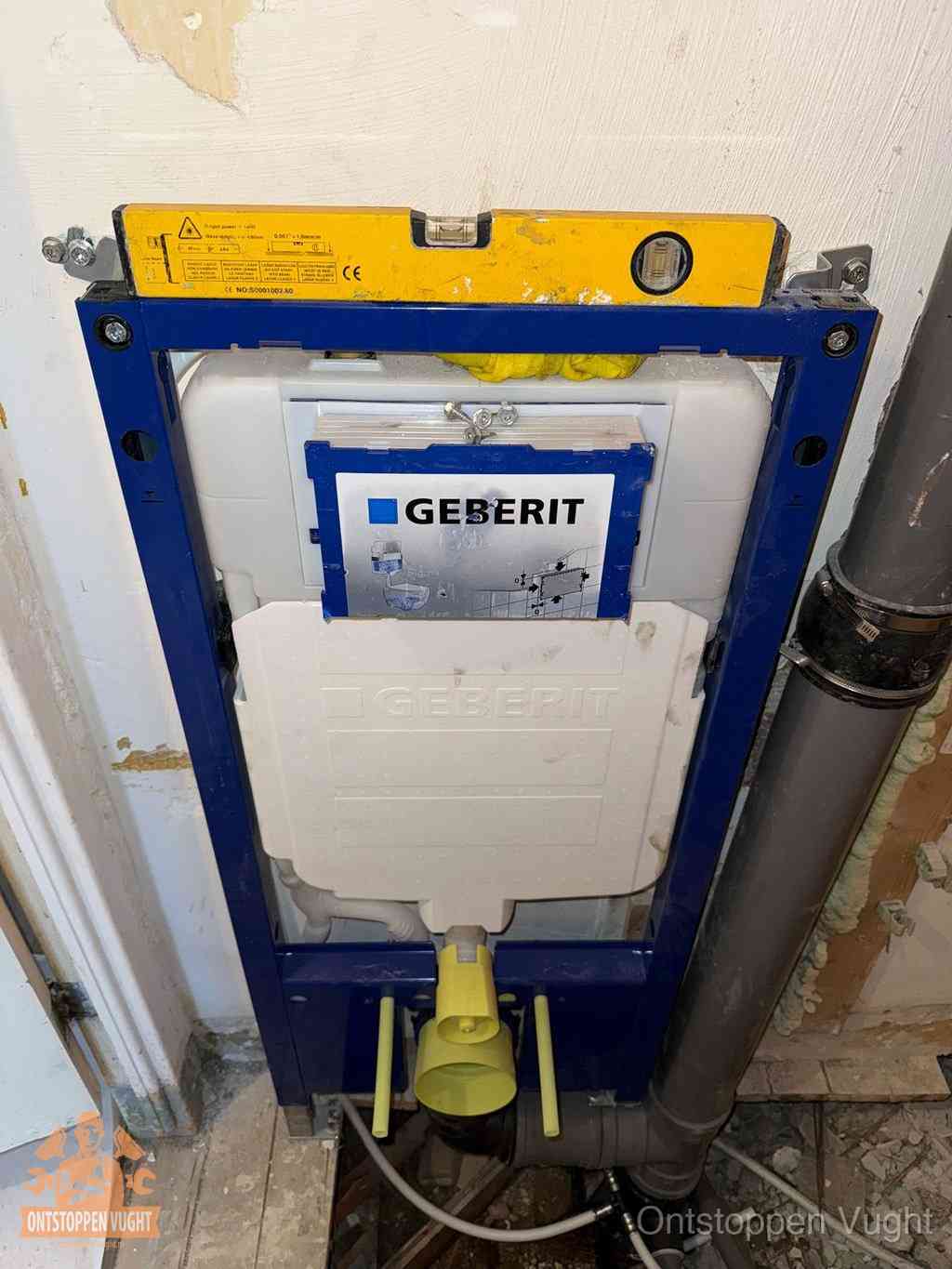 Een Geberit inbouwreservoir met frame voor een hangtoilet tegen de wand, met de afvoerbocht naar de vloer, kenmerkend voor een verstopt hangtoilet in Vught