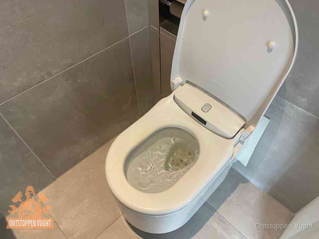 Een toiletpot vol troebel water met drijvend papier en restanten, de meest voorkomende oorzaak van een verstopte wc in Vught