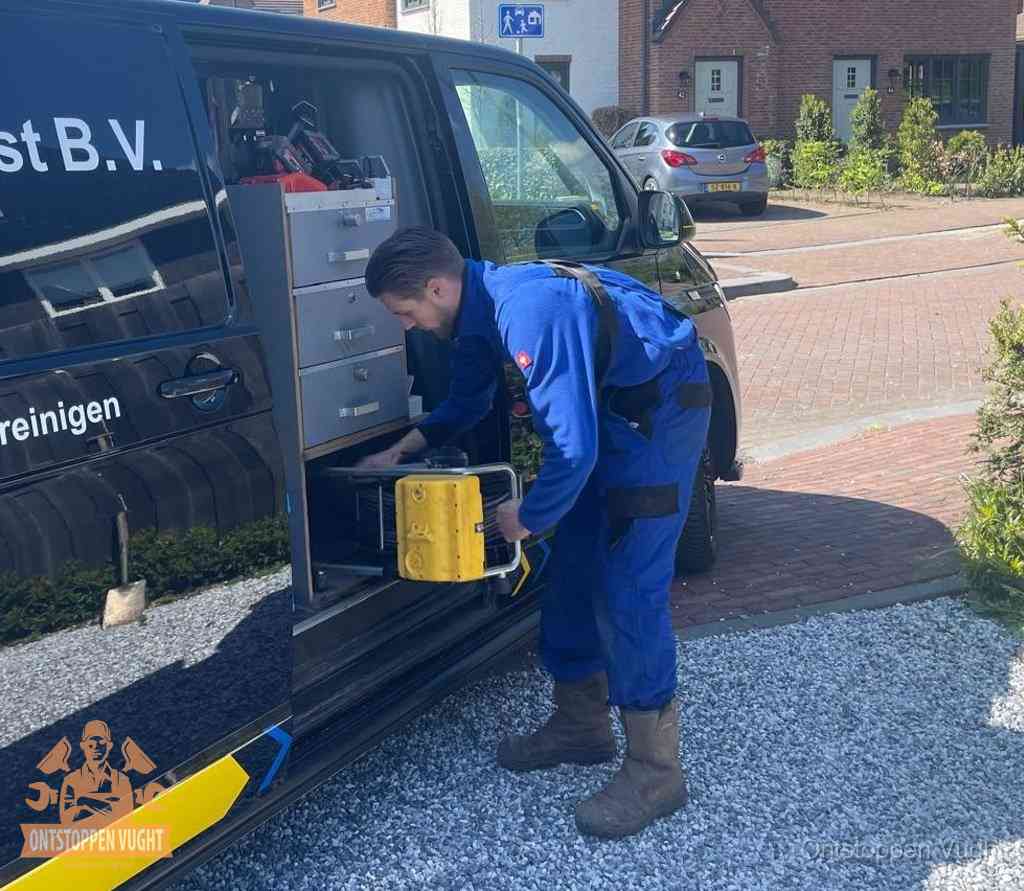 Een monteur pakt apparatuur uit de bedrijfsbus voor service aan huis, het moment om een professional in te schakelen in Vught