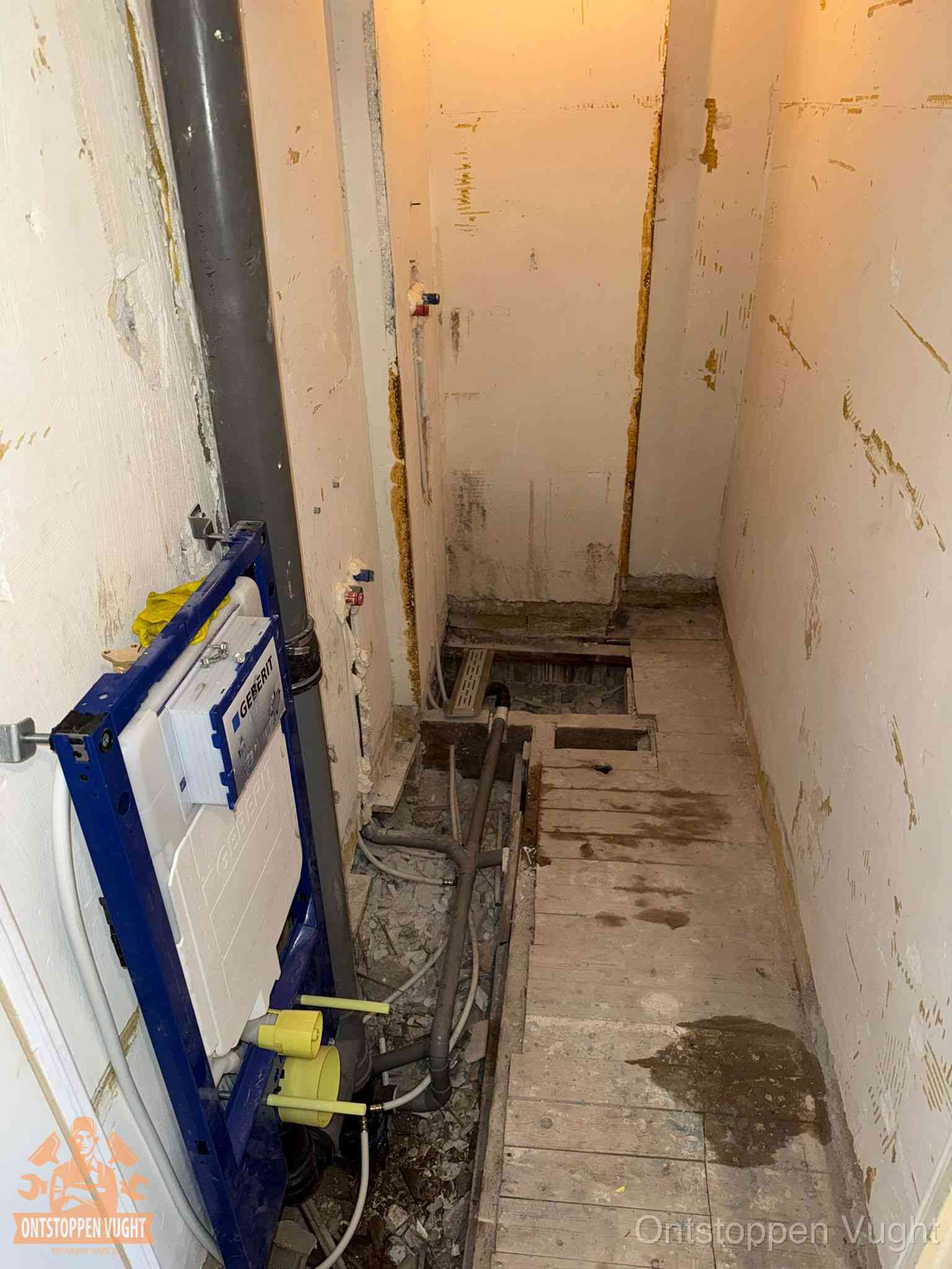 Een opgebroken toiletruimte tijdens renovatie met een Geberit inbouwreservoir en blootliggende oude afvoerleidingen, typisch voor oudere woningen in Vught